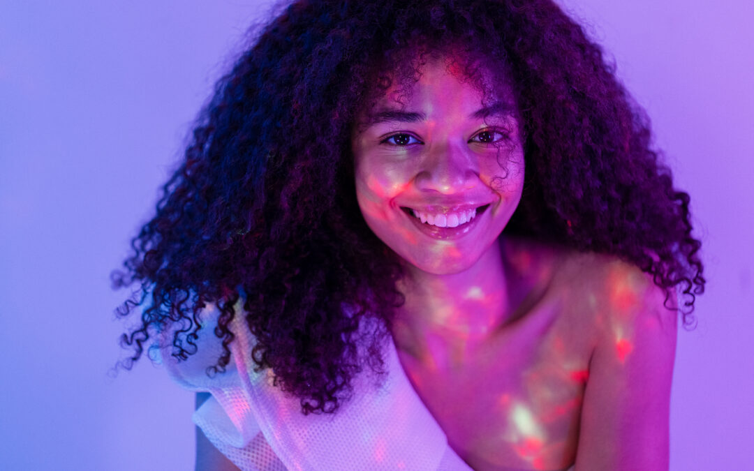 El impacto de la cromoterapia en el bienestar femenino: colores que sanan